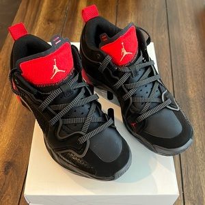 Air Jordan XXXVII Low Size 4 Boys (Size 5.5 women)